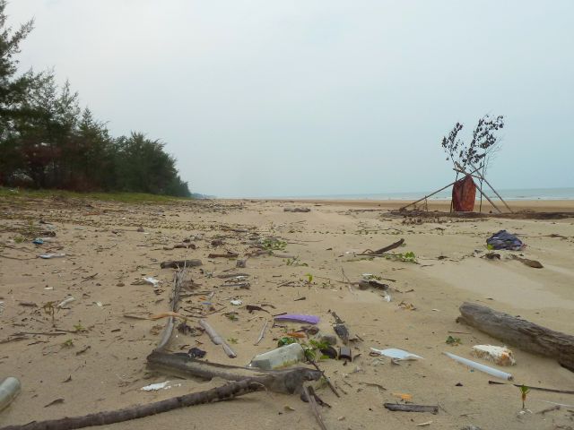 Kilometerweiter Sand-Müll-Strand.